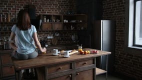 Όμορφο ρομαντικό ζεύγος που αγκαλιάζει στην κουζίνα Όμορφο ρομαντικό ζεύγος που αγκαλιάζει στην κουζίνα