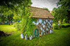 Όμορφο σπίτι κήπων σε ένα dreamlike idyll στοκ φωτογραφία Όμορφο σπίτι κήπων σε ένα dreamlike idyll στοκ φωτογραφία