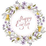 Όμορφο στεφάνι άνοιξη των daffodils και των πορφυρών λουλουδιών σε ένα άσπρο υπόβαθρο απεικόνιση αποθεμάτων Όμορφο στεφάνι άνοιξη των daffodils και των πορφυρών λουλουδιών σε ένα άσπρο υπόβαθρο απεικόνιση αποθεμάτων