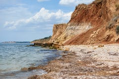 Όμορφο τοπίο θάλασσας, άγρια παραλία στο καλοκαίρι, παραλία με τους υψηλούς λόφους και νεφελώδης ουρανός Στοκ Εικόνες Όμορφο τοπίο θάλασσας, άγρια παραλία στο καλοκαίρι, παραλία με τους υψηλούς λόφους και νεφελώδης ουρανός Στοκ Εικόνες