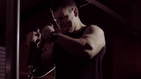 Όμορφο φίλαθλο άτομο που κάνει τη δύναμη workout φιλμ μικρού μήκους Όμορφο φίλαθλο άτομο που κάνει τη δύναμη workout φιλμ μικρού μήκους