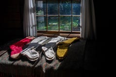 Όμορφο χέρι - γίνοντες μάλλινες κάλτσες που βάζουν στον ήλιο στοκ εικόνα με δικαίωμα ελεύθερης χρήσης Όμορφο χέρι - γίνοντες μάλλινες κάλτσες που βάζουν στον ήλιο στοκ εικόνα με δικαίωμα ελεύθερης χρήσης