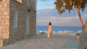 Όμορφοι περίπατοι γυναικών στο πεζοδρόμιο, στάσεις για να απολαύσει την άποψη θάλασσας παραθεριστική πόλη απόθεμα βίντεο Όμορφοι περίπατοι γυναικών στο πεζοδρόμιο, στάσεις για να απολαύσει την άποψη θάλασσας παραθεριστική πόλη απόθεμα βίντεο