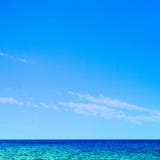 Όμορφοι τροπικοί θάλασσα και ουρανός - υπόβαθρο θερινής σκηνής στοκ φωτογραφία με δικαίωμα ελεύθερης χρήσης Όμορφοι τροπικοί θάλασσα και ουρανός - υπόβαθρο θερινής σκηνής στοκ φωτογραφία με δικαίωμα ελεύθερης χρήσης