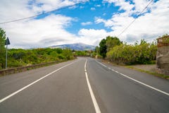 Όμορφος ατελείωτος κενός δρόμος στο ηφαίστειο Etna στο νησί της Σικελίας στοκ φωτογραφία Όμορφος ατελείωτος κενός δρόμος στο ηφαίστειο Etna στο νησί της Σικελίας στοκ φωτογραφία