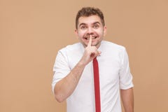 Όμορφος επιχειρηματίας πορτρέτου κινηματογραφήσεων σε πρώτο πλάνο που παρουσιάζει shh σημάδι στοκ φωτογραφίες Όμορφος επιχειρηματίας πορτρέτου κινηματογραφήσεων σε πρώτο πλάνο που παρουσιάζει shh σημάδι στοκ φωτογραφίες
