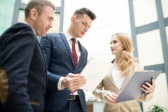 Όμορφος επιχειρησιακός ηγέτης που μιλά στους συναδέλφους στοκ εικόνα με δικαίωμα ελεύθερης χρήσης Όμορφος επιχειρησιακός ηγέτης που μιλά στους συναδέλφους στοκ εικόνα με δικαίωμα ελεύθερης χρήσης