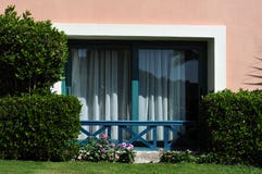 Όμορφος κήπος στο θέρετρο και την ενσωμάτωση ξενοδοχείων του παραδοσιακού αραβικού ύφους Αρχιτεκτονική θερέτρου στην Αίγυπτο Στοκ Φωτογραφίες Όμορφος κήπος στο θέρετρο και την ενσωμάτωση ξενοδοχείων του παραδοσιακού αραβικού ύφους Αρχιτεκτονική θερέτρου στην Αίγυπτο Στοκ Φωτογραφίες
