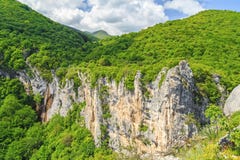 Όμορφος καταρράκτης στα βαλκανικά βουνά Vratsa στοκ φωτογραφία με δικαίωμα ελεύθερης χρήσης Όμορφος καταρράκτης στα βαλκανικά βουνά Vratsa στοκ φωτογραφία με δικαίωμα ελεύθερης χρήσης