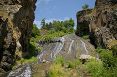 Όμορφος καταρράκτης στα βουνά Jermuk, Αρμενία στοκ εικόνες με δικαίωμα ελεύθερης χρήσης Όμορφος καταρράκτης στα βουνά Jermuk, Αρμενία στοκ εικόνες με δικαίωμα ελεύθερης χρήσης