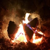 Όμορφος καφετής ξύλινος σκοτεινός μαύρος άνθρακας φλογών στη φωτεινή κίτρινη πυρκαγιά μέσα στον ορειχαλκουργό μετάλλων στοκ φωτογραφία με δικαίωμα ελεύθερης χρήσης Όμορφος καφετής ξύλινος σκοτεινός μαύρος άνθρακας φλογών στη φωτεινή κίτρινη πυρκαγιά μέσα στον ορειχαλκουργό μετάλλων στοκ φωτογραφία με δικαίωμα ελεύθερης χρήσης