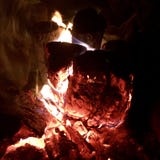 Όμορφος καφετής ξύλινος σκοτεινός μαύρος άνθρακας φλογών στοκ εικόνες Όμορφος καφετής ξύλινος σκοτεινός μαύρος άνθρακας φλογών στοκ εικόνες