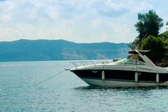 Όμορφος κόλπος με το πλέοντας γιοτ βαρκών, διακοπές της Ευρώπης Ιστιοπλοϊκός, ταξίδι και ενεργός έννοια τρόπου ζωής γιοτ πολυτέλε στοκ φωτογραφία με δικαίωμα ελεύθερης χρήσης Όμορφος κόλπος με το πλέοντας γιοτ βαρκών, διακοπές της Ευρώπης Ιστιοπλοϊκός, ταξίδι και ενεργός έννοια τρόπου ζωής γιοτ πολυτέλε στοκ φωτογραφία με δικαίωμα ελεύθερης χρήσης