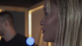 Όμορφος νέος τύπος με το girlfrend του που έχει τη διασκέδαση στα παίζοντας χορεύοντας τηλεοπτικά παιχνίδια βραδιού με την άριστη φιλμ μικρού μήκους Όμορφος νέος τύπος με το girlfrend του που έχει τη διασκέδαση στα παίζοντας χορεύοντας τηλεοπτικά παιχνίδια βραδιού με την άριστη φιλμ μικρού μήκους