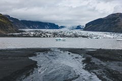 όμορφος παγετώνας Skaftafellsjkull και χιονώδη βουνά ενάντια στο νεφελώδη ουρανό στο εθνικό πάρκο Skaftafell στοκ φωτογραφία με δικαίωμα ελεύθερης χρήσης όμορφος παγετώνας Skaftafellsjkull και χιονώδη βουνά ενάντια στο νεφελώδη ουρανό στο εθνικό πάρκο Skaftafell στοκ φωτογραφία με δικαίωμα ελεύθερης χρήσης