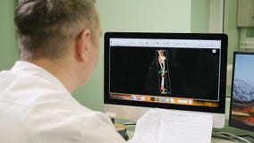 όντας χέρι έννοιας έχει το πρόσφατο χάπι οδηγιών υγειονομικής περίθαλψης Γιατρός στο νοσοκομείο που εξετάζει την ανίχνευση CT Πέρ απόθεμα βίντεο όντας χέρι έννοιας έχει το πρόσφατο χάπι οδηγιών υγειονομικής περίθαλψης Γιατρός στο νοσοκομείο που εξετάζει την ανίχνευση CT Πέρ απόθεμα βίντεο