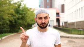 Όχι, νέο γενειοφόρο μουσουλμανικό άτομο που απορρίπτει την προσφορά με τον κυματισμό του δάχτυλου απόθεμα βίντεο Όχι, νέο γενειοφόρο μουσουλμανικό άτομο που απορρίπτει την προσφορά με τον κυματισμό του δάχτυλου απόθεμα βίντεο