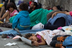 Ύπνος παιδιών προσφύγων στο σταθμό τρένου Keleti στη Βουδαπέστη Ύπνος παιδιών προσφύγων στο σταθμό τρένου Keleti στη Βουδαπέστη