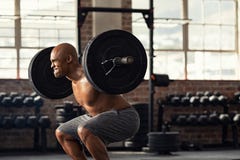 Ώριμα ισχυρά βάρη ανύψωσης ατόμων στο crossfit στοκ φωτογραφία με δικαίωμα ελεύθερης χρήσης Ώριμα ισχυρά βάρη ανύψωσης ατόμων στο crossfit στοκ φωτογραφία με δικαίωμα ελεύθερης χρήσης