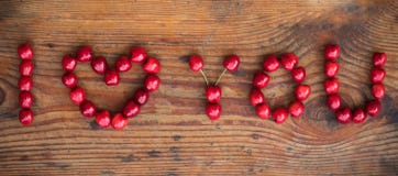Ώριμα οργανικά homegrown κεράσια, σ' αγαπώ κείμενο στοκ εικόνες με δικαίωμα ελεύθερης χρήσης Ώριμα οργανικά homegrown κεράσια, σ' αγαπώ κείμενο στοκ εικόνες με δικαίωμα ελεύθερης χρήσης