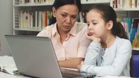 Ώριμη ασιατική γυναίκα που βοηθά την κουρασμένη κόρη της με την εργασία στοκ φωτογραφία Ώριμη ασιατική γυναίκα που βοηθά την κουρασμένη κόρη της με την εργασία στοκ φωτογραφία