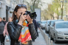 Ώριμη γυναίκα με τη κάμερα φωτογραφιών που φωτογραφίζει στην οδό της πόλης άνοιξη, θηλυκός επαγγελματικός φωτογράφος, διάστημα αν στοκ φωτογραφίες Ώριμη γυναίκα με τη κάμερα φωτογραφιών που φωτογραφίζει στην οδό της πόλης άνοιξη, θηλυκός επαγγελματικός φωτογράφος, διάστημα αν στοκ φωτογραφίες