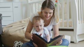 Альбом семейного фото счастливой молодой матери наблюдая с ее сыном младенца на поле на живущей комнате видеоматериал Альбом семейного фото счастливой молодой матери наблюдая с ее сыном младенца на поле на живущей комнате видеоматериал