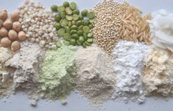 Альтернативные свободные от клейковин мука, зерна и бобы - teff, амарант, мозоль, нуты, сорго, зеленые горохи, квиноа, рис, coc Стоковые Изображения RF Альтернативные свободные от клейковин мука, зерна и бобы - teff, амарант, мозоль, нуты, сорго, зеленые горохи, квиноа, рис, coc Стоковые Изображения RF