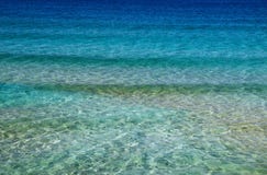 Абстрактная предпосылка, волны штиля на море около берега стоковые изображения Абстрактная предпосылка, волны штиля на море около берега стоковые изображения
