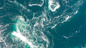 Абстрактные течения, речные пороги и водовороты воды в океане стоковые изображения Абстрактные течения, речные пороги и водовороты воды в океане стоковые изображения