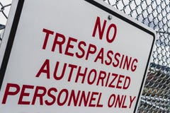 Абстрактный угол никакой trespassing утвердил знак персонала стоковое изображение Абстрактный угол никакой trespassing утвердил знак персонала стоковое изображение