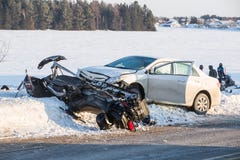 Авария снегохода, переворот skidoo на снеге стоковые изображения rf Авария снегохода, переворот skidoo на снеге стоковые изображения rf