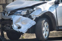 авария столкновения автомобилей автомобиля большая имеет скорость замороженную хайвеем стоковое фото авария столкновения автомобилей автомобиля большая имеет скорость замороженную хайвеем стоковое фото