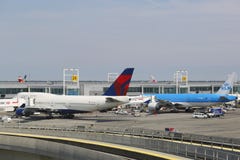 Авиакомпания Боинг 747 перепада и KLM Боинг 777 на стробах на стержне 4 на международном аэропорте Джона Ф. Кеннеди в Нью-Йорке Стоковые Фотографии RF Авиакомпания Боинг 747 перепада и KLM Боинг 777 на стробах на стержне 4 на международном аэропорте Джона Ф. Кеннеди в Нью-Йорке Стоковые Фотографии RF