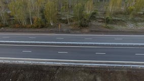 Авиационная съемка полет слева направо вдоль шоссе Авиационная съемка полет слева направо вдоль шоссе