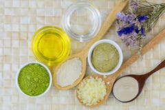 Австралийский порошок глины, кокосовое масло, масло жожобы золотое, земной g стоковые изображения rf Австралийский порошок глины, кокосовое масло, масло жожобы золотое, земной g стоковые изображения rf