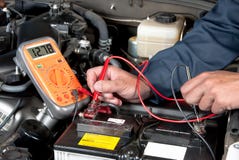 автоматический автомобиль батареи проверяя напряжение тока механика автоматический автомобиль батареи проверяя напряжение тока механика
