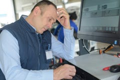 Автоматическое соединение технологии обслуживания онлайн стоковые изображения Автоматическое соединение технологии обслуживания онлайн стоковые изображения