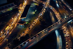Автомобили движения Панама (город) на шоссе и улицах на ноче Стоковое Изображение RF Автомобили движения Панама (город) на шоссе и улицах на ноче Стоковое Изображение RF