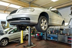 Автомобиль на подъеме обслуживания стоковые изображения rf Автомобиль на подъеме обслуживания стоковые изображения rf