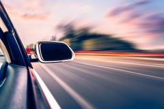 Автомобиль на предпосылке нерезкости движения whit дороги Автомобиль на предпосылке нерезкости движения whit дороги
