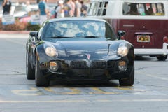 Автомобиль солнцеворота Pontiac на дисплее стоковые изображения Автомобиль солнцеворота Pontiac на дисплее стоковые изображения