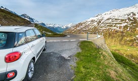 Автомобиль Фиат 500 на обочине стоковые изображения rf Автомобиль Фиат 500 на обочине стоковые изображения rf
