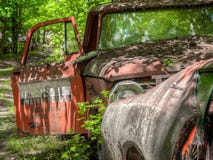 Автомобили Junkyard на старом городе автомобиля Белизна, GA стоковое фото Автомобили Junkyard на старом городе автомобиля Белизна, GA стоковое фото