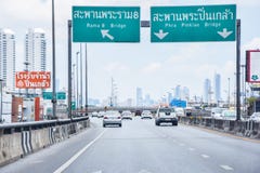 Автомобили бежать на скоростных дорогах в Бангкоке на Таиланде: 16-ого апреля 2019 стоковые изображения Автомобили бежать на скоростных дорогах в Бангкоке на Таиланде: 16-ого апреля 2019 стоковые изображения