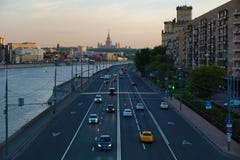 Автомобили в вечере на светофорах, взгляде внешней стороны стоковые фото Автомобили в вечере на светофорах, взгляде внешней стороны стоковые фото