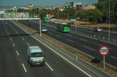 Автомобили и фургон на шоссе и указателе ОГРАНИЧЕНИЯ В СКОРОСТИ в Мадриде стоковое фото Автомобили и фургон на шоссе и указателе ОГРАНИЧЕНИЯ В СКОРОСТИ в Мадриде стоковое фото
