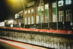 Автомобили лазера ночи выдержки времени города Гамбурга стоковая фотография rf Автомобили лазера ночи выдержки времени города Гамбурга стоковая фотография rf
