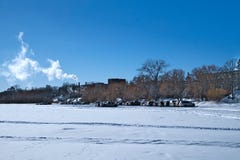 Автомобили припаркованные на замороженном озере Bemidji около университ стоковое фото rf Автомобили припаркованные на замороженном озере Bemidji около университ стоковое фото rf