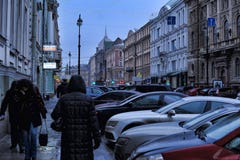 Автомобили припаркованные на улице в центре города и пешеходах стоковые изображения rf Автомобили припаркованные на улице в центре города и пешеходах стоковые изображения rf